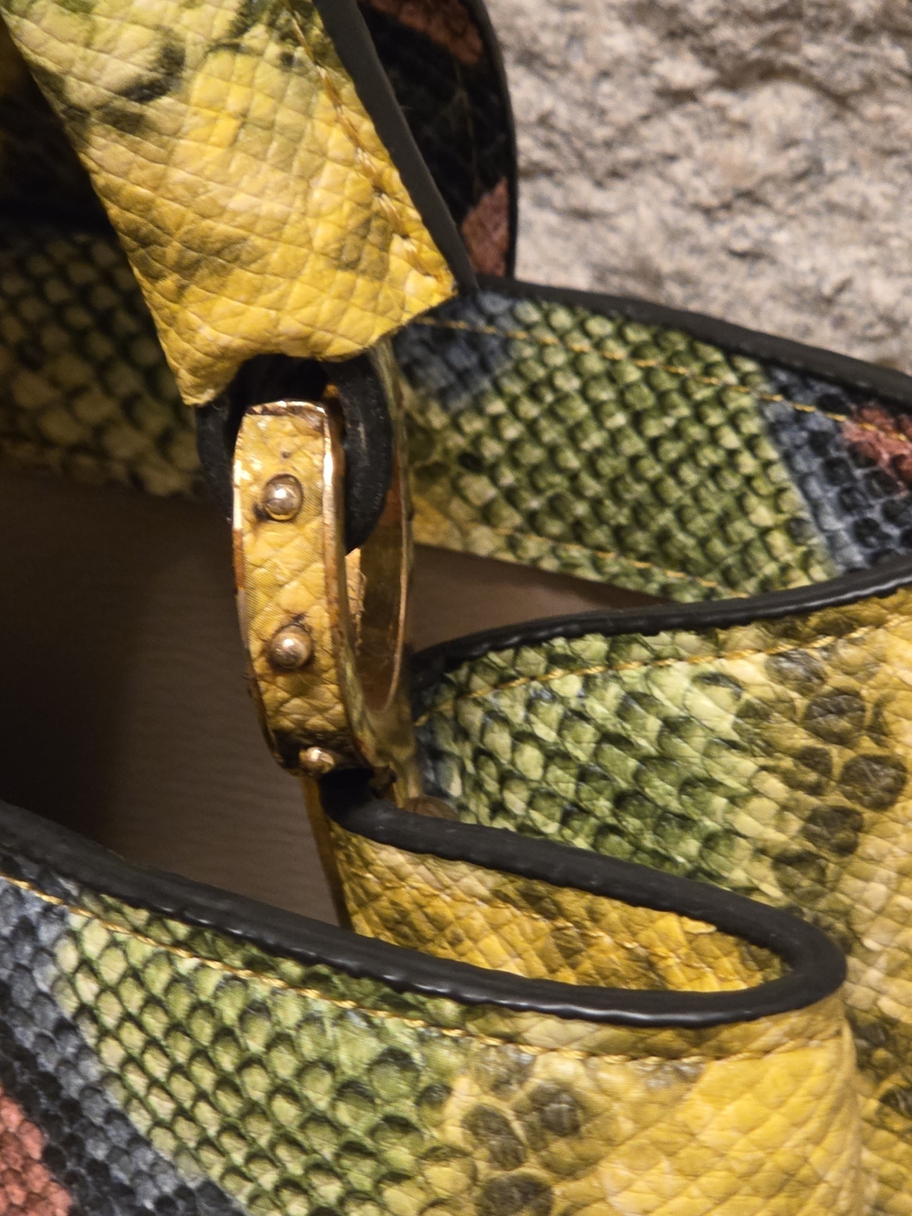 Chic Textured Faux Python Pattern Handbag - Picture 5 of 15